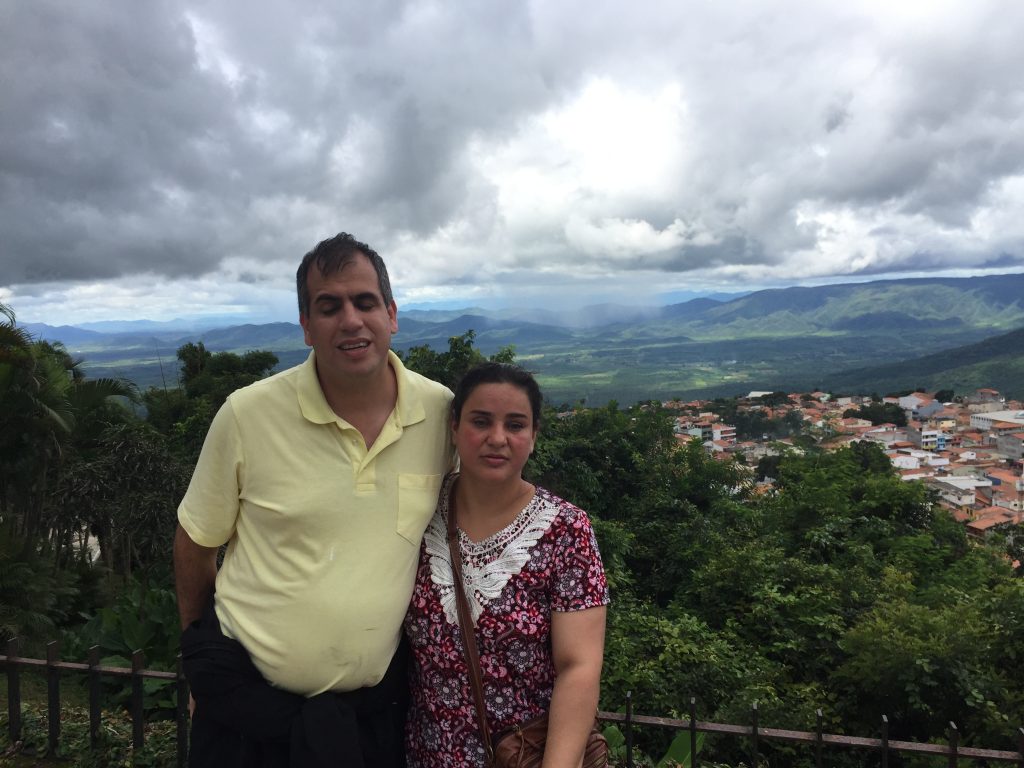 Atena e Marlon no parapeito da igreja do céu - vista da cidade ao fundo