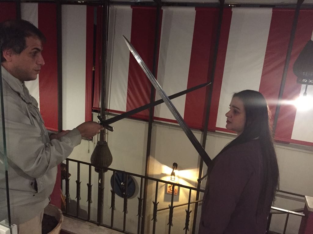 Atena e Marlon duelando com espadas