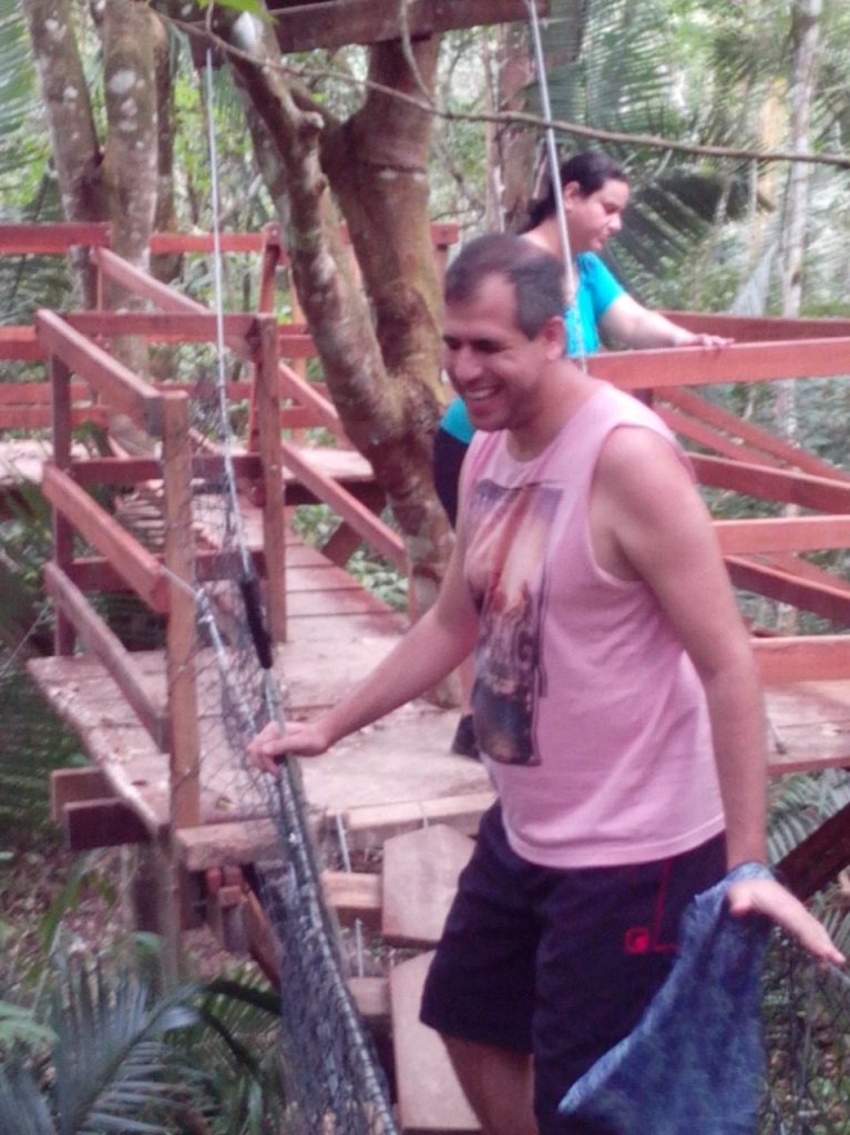 Atena e marlon na ponte do arborismo