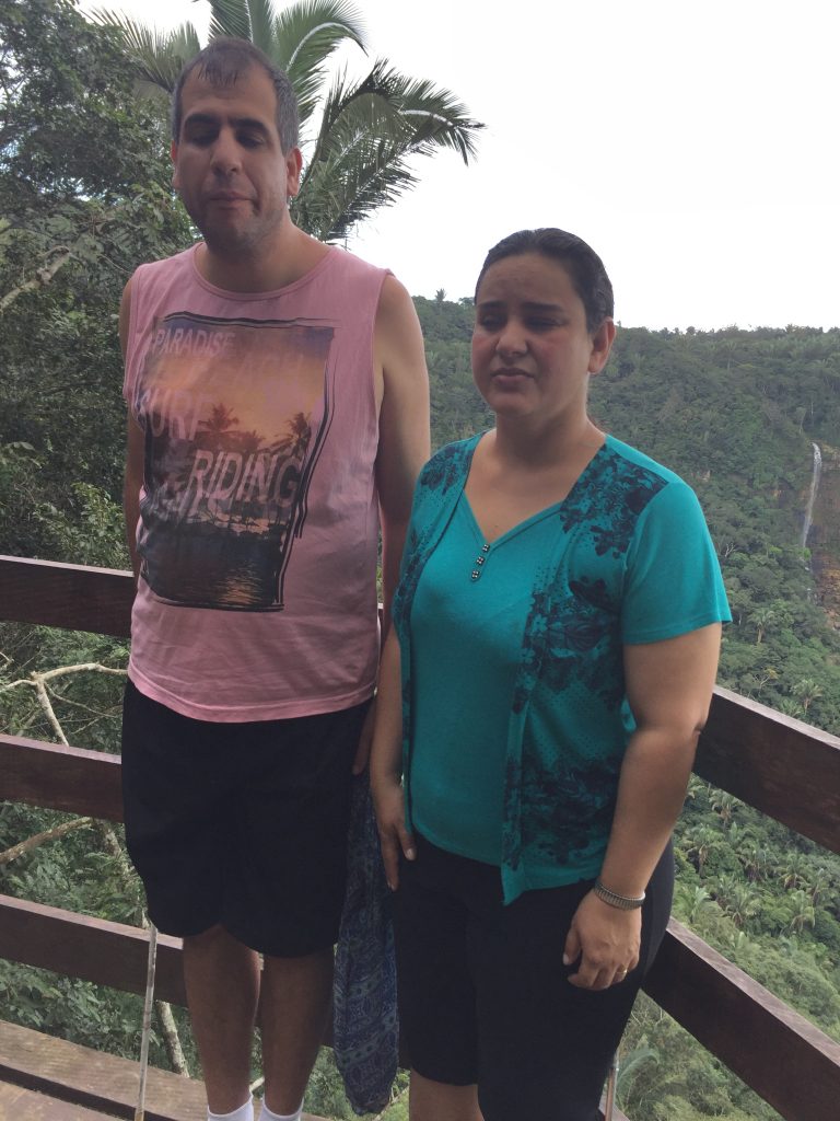 Atena e Marlon no mirante - Marlon meditando - paisagem ao fundo