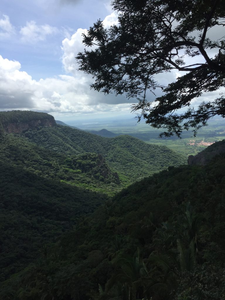 paisagem de vale com montanhas em ambos os lados