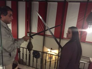 Atena e Marlon duelando com espadas