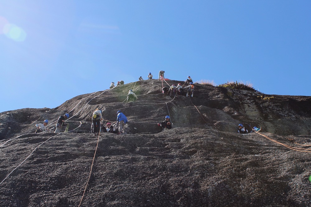 alunos escalando a pedra do santuário