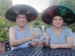 Atena e Marlon brindando com tequilla e usando sombreros