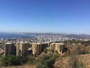 Vista de Viñha del Mar com prédios e oceano