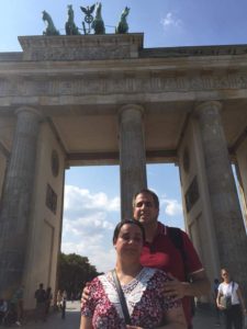 Atena e Marlon no portão de Brandemburgo